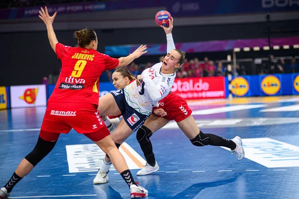 DORTMUND, GERMANY - 9 Aralık 2025: Deila Thale Rushfeldt, Andrijana Tatar, Curdjina Jaukoviç - Kadınlar Hentbol Dünya Şampiyonası 2025 Norveç ve Karadağ Westfallenhalle 'de karşı karşıya.