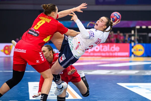DORTMUND, GERMANY - 9 Aralık 2025: Deila Thale Rushfeldt, Andrijana Tatar, Curdjina Jaukoviç - Kadınlar Hentbol Dünya Şampiyonası 2025 Norveç ve Karadağ Westfallenhalle 'de karşı karşıya.