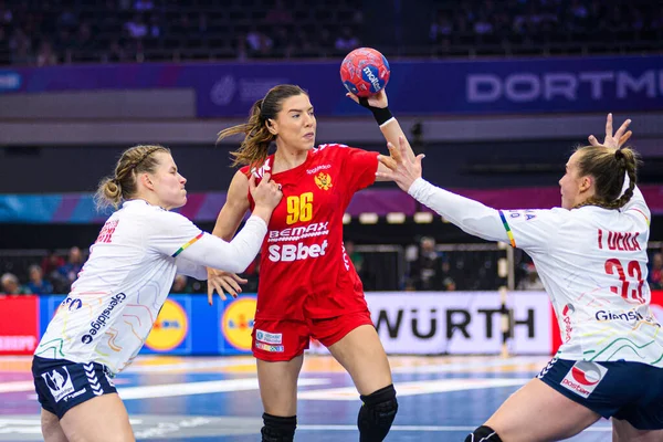DORTMUND, Almanya - 9 Aralık 2025: Itana Grbiç - Dünya Bayanlar Hentbol Şampiyonası 2025 Norveç ve Karadağ Westfallenhalle 'de karşı karşıya.