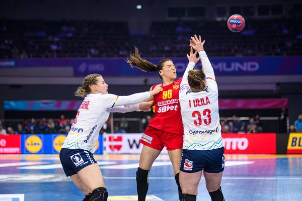 DORTMUND, Almanya - 9 Aralık 2025: Itana Grbiç - Dünya Bayanlar Hentbol Şampiyonası 2025 Norveç ve Karadağ Westfallenhalle 'de karşı karşıya.