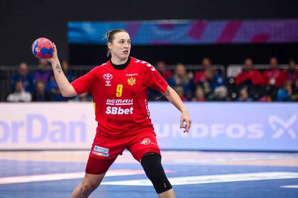 DORTMUND, GERMANY - 9 Aralık 2025: Djurdjina Jaukoviç - Dünya Bayanlar Hentbol Şampiyonası 2025 Norveç ve Karadağ Westfallenhalle 'de karşı karşıya.