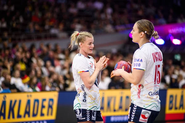 DORTMUND, GERMANY - 9 Aralık 2025: Kristiansen Veronica Egebakken, Ingstad Vilde Mortensen - Kadınlar Hentbol Dünya Şampiyonası 2025 Norveç ve Karadağ Westfallenhalle 'de karşı karşıya.