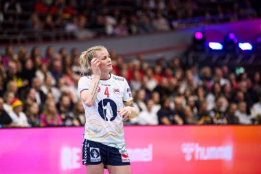 DORTMUND, Almanya - 9 Aralık 2025: Kristiansen Veronica Egebakken - Dünya Bayanlar Hentbol Şampiyonası 2025 Norveç ve Karadağ Westfallenhalle 'de karşı karşıya.