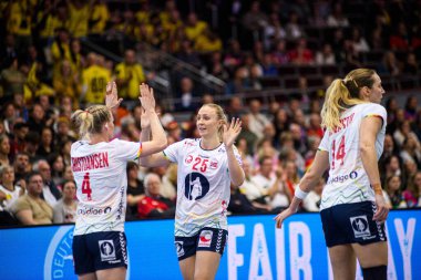 DORTMUND, GERMANY - 9 Aralık 2025: Kristiansen Veronica Egebakken, Reistad Henny Ella - Kadınlar Hentbol Dünya Şampiyonası 2025 Norveç, Westfallenhalle 'de Karadağ' a karşı.