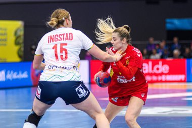 DORTMUND, GERMANY - 9 Aralık 2025: Ingstad Vilde Mortensen, Matea Pletikosiç - Kadınlar Hentbol Dünya Şampiyonası 2025 Norveç ve Karadağ Westfallenhalle 'de karşı karşıya.