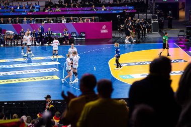 DORTMUND, GERMANY - 9 ARALIK 2025: - 2025 Dünya Bayanlar Hentbol Şampiyonası Norveç Karadağ 'a karşı Westfallenhalle' de.