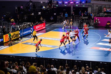 DORTMUND, GERMANY - 9 ARALIK 2025: - 2025 Dünya Bayanlar Hentbol Şampiyonası Norveç Karadağ 'a karşı Westfallenhalle' de.