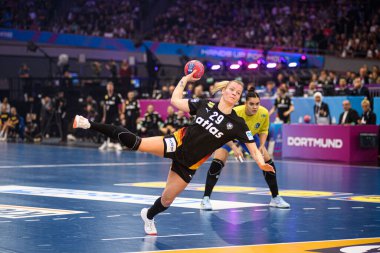 DORTMUND, GERMANY - 9 Aralık 2025: Antje Doll - Dünya Bayanlar Hentbol Şampiyonası 2025 Almanya - Westfallenhalle 'de Brezilya' ya karşı.