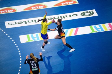 DORTMUND, GERMANY - 9 Aralık 2025: Santos Souza Sabryne, Emily Vogel - Dünya Bayanlar Hentbol Şampiyonası 2025 Almanya - Westfallenhalle 'de Brezilya' ya karşı.