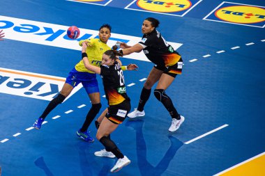 DORTMUND, GERMANY - 9 Aralık 2025: De Paula Bruna, Emily Vogel - Dünya Bayanlar Hentbol Şampiyonası 2025 Almanya - Westfallenhalle 'de Brezilya' ya karşı.