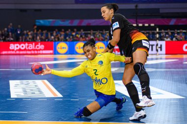 DORTMUND, GERMANY - 9 Aralık 2025: De Paula Bruna, Aimee von Pereira - Dünya Bayanlar Hentbol Şampiyonası 2025 Almanya - Westfallenhalle 'de Brezilya' ya karşı.