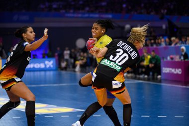 DORTMUND, GERMANY - 9 Aralık 2025: De Paula Bruna, Jenny Behrend - Dünya Bayanlar Hentbol Şampiyonası 2025 Almanya - Westfallenhalle 'de Brezilya' ya karşı.