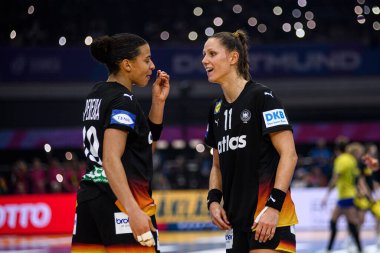 DORTMUND, GERMANY - 9 Aralık 2025: Xenia Smits, Aimee von Pereira - Dünya Bayanlar Hentbol Şampiyonası 2025 Almanya - Westfallenhalle 'de Brezilya' ya karşı.