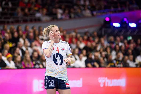 DORTMUND, Almanya - 9 Aralık 2025: Kristiansen Veronica Egebakken - Dünya Bayanlar Hentbol Şampiyonası 2025 Norveç ve Karadağ Westfallenhalle 'de karşı karşıya.