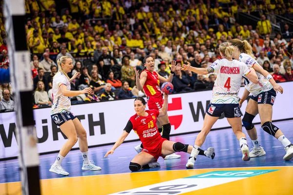 DORTMUND, GERMANY - 9 Aralık 2025: Jelena Vukceviç - Dünya Bayanlar Hentbol Şampiyonası 2025 Norveç ve Karadağ Westfallenhalle 'de karşı karşıya.