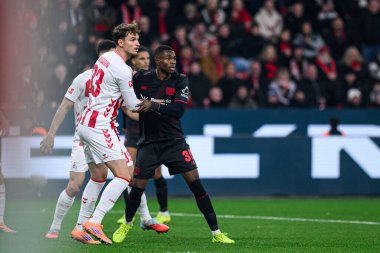 LEVERKUSEN, GERMANY - 13 ARALIK, 2025: Rav van den Berg, Christian Kofane - Bundesliga maçı Bayer 04 Leverkusen 'e karşı 1.FC Koeln.