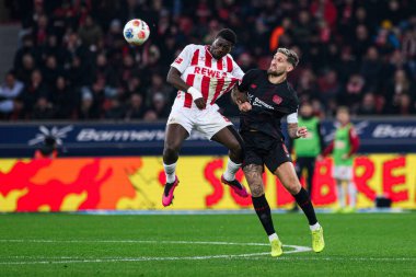 LEVERKUSEN, GERMANY - 13 Aralık 2025: Ragnar Ache, Robert Andrich - Bundesliga maçı Bayer 04 Leverkusen ile Bayena 'da 1.FC Koeln.