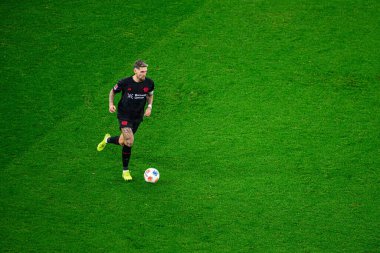 LEVERKUSEN, GERMANY - 13 ARALIK 2025: Robert Andrich - Bundesliga maçı Bayer 04 Leverkusen 'e karşı Bayarena' da 1.FC Koeln.