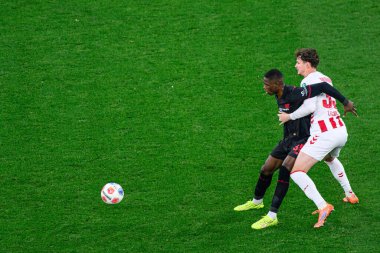 LEVERKUSEN, GERMANY - 13 ARALIK, 2025: Christian Kofane, Rav van den Berg - Bundesliga maçı Bayer 04 Leverkusen 'e karşı 1.FC Koeln.