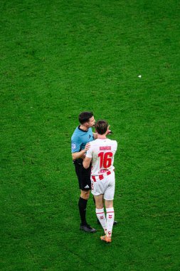 LEVERKUSEN, GERMANY - 13 ARALIK, 2025: Hasarlı Osmers, Jakub Kaminski - Bundesliga maçı Bayer 04 Leverkusen - Bayarena 'da 1.FC Koeln' e karşı.