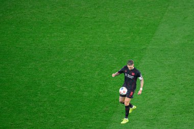 LEVERKUSEN, GERMANY - 13 ARALIK 2025: Robert Andrich - Bundesliga maçı Bayer 04 Leverkusen 'e karşı Bayarena' da 1.FC Koeln.