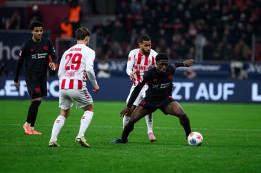 LEVERKUSEN, GERMANY - 13 Aralık 2025: Ernest Poku, Linton Maina - Bundesliga maçı Bayer 04 Leverkusen ile Bayena 'da 1.FC Koeln karşılaşması.