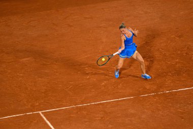 PARIS, FRANCE - 31 Temmuz 2024: Marta Kostyuk (UKR) v Donna Vekiç (CRO) - Kadınlar Tekler Çeyrek Final, Tenis, Olimpiyat Oyunları Paris 2024 Roland Garros 'ta.