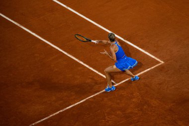 PARIS, FRANCE - 31 Temmuz 2024: Marta Kostyuk (UKR) v Donna Vekiç (CRO) - Kadınlar Tekler Çeyrek Final, Tenis, Olimpiyat Oyunları Paris 2024 Roland Garros 'ta.
