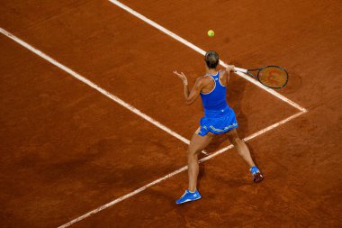 PARIS, FRANCE - 31 Temmuz 2024: Marta Kostyuk (UKR) v Donna Vekiç (CRO) - Kadınlar Tekler Çeyrek Final, Tenis, Olimpiyat Oyunları Paris 2024 Roland Garros 'ta.