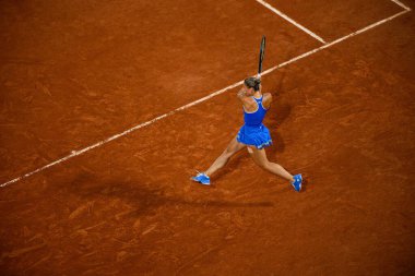 PARIS, FRANCE - 31 Temmuz 2024: Marta Kostyuk (UKR) v Donna Vekiç (CRO) - Kadınlar Tekler Çeyrek Final, Tenis, Olimpiyat Oyunları Paris 2024 Roland Garros 'ta.