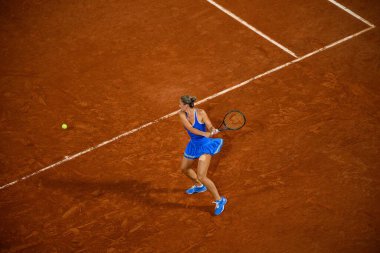 PARIS, FRANCE - 31 Temmuz 2024: Marta Kostyuk (UKR) v Donna Vekiç (CRO) - Kadınlar Tekler Çeyrek Final, Tenis, Olimpiyat Oyunları Paris 2024 Roland Garros 'ta.