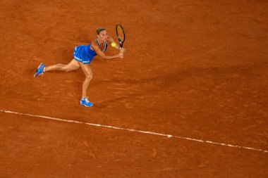 PARIS, FRANCE - 31 Temmuz 2024: Marta Kostyuk (UKR) v Donna Vekiç (CRO) - Kadınlar Tekler Çeyrek Final, Tenis, Olimpiyat Oyunları Paris 2024 Roland Garros 'ta.