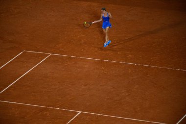 PARIS, FRANCE - 31 Temmuz 2024: Marta Kostyuk (UKR) v Donna Vekiç (CRO) - Kadınlar Tekler Çeyrek Final, Tenis, Olimpiyat Oyunları Paris 2024 Roland Garros 'ta.