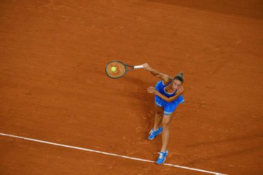 PARIS, FRANCE - 31 Temmuz 2024: Marta Kostyuk (UKR) v Donna Vekiç (CRO) - Kadınlar Tekler Çeyrek Final, Tenis, Olimpiyat Oyunları Paris 2024 Roland Garros 'ta.