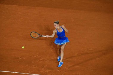 PARIS, FRANCE - 31 Temmuz 2024: Marta Kostyuk (UKR) v Donna Vekiç (CRO) - Kadınlar Tekler Çeyrek Final, Tenis, Olimpiyat Oyunları Paris 2024 Roland Garros 'ta.
