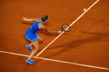 PARIS, FRANCE - 31 Temmuz 2024: Marta Kostyuk (UKR) v Donna Vekiç (CRO) - Kadınlar Tekler Çeyrek Final, Tenis, Olimpiyat Oyunları Paris 2024 Roland Garros 'ta.