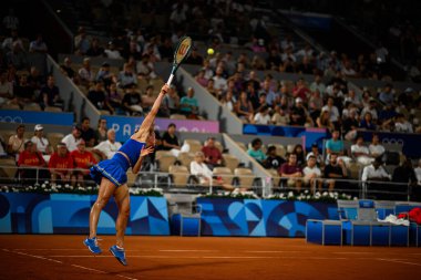 PARIS, FRANCE - 31 Temmuz 2024: Marta Kostyuk (UKR) v Donna Vekiç (CRO) - Kadınlar Tekler Çeyrek Final, Tenis, Olimpiyat Oyunları Paris 2024 Roland Garros 'ta.