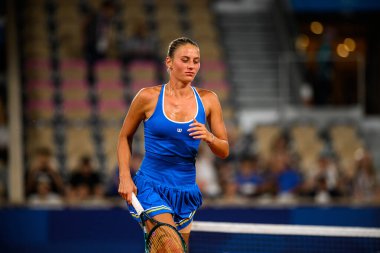 PARIS, FRANCE - 31 Temmuz 2024: Marta Kostyuk (UKR) v Donna Vekiç (CRO) - Kadınlar Tekler Çeyrek Final, Tenis, Olimpiyat Oyunları Paris 2024 Roland Garros 'ta.