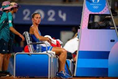 PARIS, FRANCE - 31 Temmuz 2024: Marta Kostyuk (UKR) v Donna Vekiç (CRO) - Kadınlar Tekler Çeyrek Final, Tenis, Olimpiyat Oyunları Paris 2024 Roland Garros 'ta.