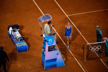 PARIS, FRANCE - 31 Temmuz 2024: Marta Kostyuk (UKR) v Donna Vekiç (CRO) - Kadınlar Tekler Çeyrek Final, Tenis, Olimpiyat Oyunları Paris 2024 Roland Garros 'ta.
