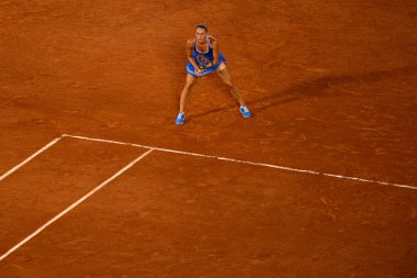 PARIS, FRANCE - 31 Temmuz 2024: Marta Kostyuk (UKR) v Donna Vekiç (CRO) - Kadınlar Tekler Çeyrek Final, Tenis, Olimpiyat Oyunları Paris 2024 Roland Garros 'ta.