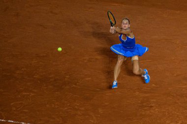 PARIS, FRANCE - 31 Temmuz 2024: Marta Kostyuk (UKR) v Donna Vekiç (CRO) - Kadınlar Tekler Çeyrek Final, Tenis, Olimpiyat Oyunları Paris 2024 Roland Garros 'ta.
