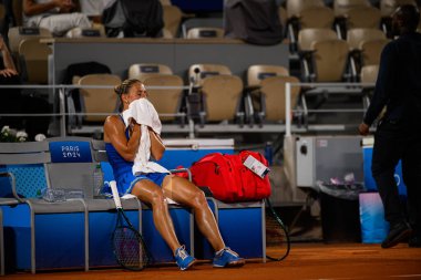 PARIS, FRANCE - 31 Temmuz 2024: Marta Kostyuk (UKR) v Donna Vekiç (CRO) - Kadınlar Tekler Çeyrek Final, Tenis, Olimpiyat Oyunları Paris 2024 Roland Garros 'ta.