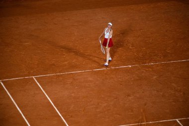 PARIS, FRANCE - 31 Temmuz 2024: Marta Kostyuk (UKR) v Donna Vekiç (CRO) - Kadınlar Tekler Çeyrek Final, Tenis, Olimpiyat Oyunları Paris 2024 Roland Garros 'ta.