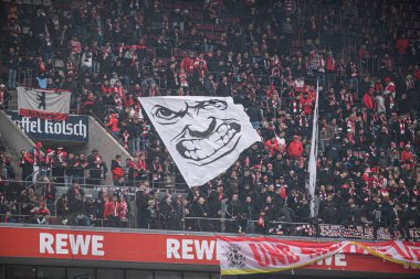 COLOGNE, ALMANE - 20 ARALIK, 2025: Ultras, bayrak - 1. Bundesliga maçı 1.FC Koeln 1 'e karşı. FC Union Berlin, Rhein Enerji Stadyumu.