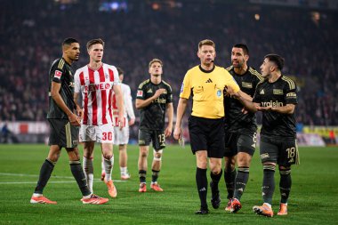 COLOGNE, Almanya - 20 ARALIK, 2025: hakem, Christian Dingert - 1. Bundesliga maçı 1.FC Koeln 1 'e karşı. FC Union Berlin, Rhein Enerji Stadyumu.