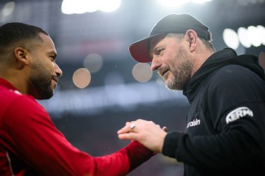 COLOGNE, Almanya - 20 ARALIK 2025: Steffen Baumgart, Linton Maina - 1. Bundesliga maçı 1.FC Koeln 1 'e karşı. FC Union Berlin, Rhein Enerji Stadyumu.