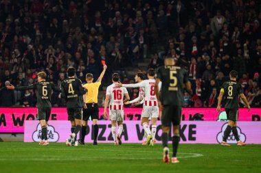 COLOGNE, Almanya - 20 ARALIK, 2025: hakem, Christian Dingert - 1. Bundesliga maçı 1.FC Koeln 1 'e karşı. FC Union Berlin, Rhein Enerji Stadyumu.