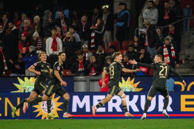 COLOGNE, Almanya - 20 Aralık 2025: Tim Skarke, Andras Schaefer, Christopher Trimmel, Leopold Querfeld - 1. Bundesliga maçı 1.FC Koeln 1 'e karşı. FC Union Berlin, Rhein Enerji Stadyumu.