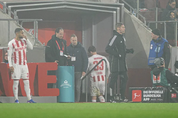 COLOGNE, ALMANY - 20 ARALIK, 2025: Rav van den Berg, sol saha, kırmızı kart - 1. Bundesliga maçı 1.FC Koeln 1 'e karşı. FC Union Berlin, Rhein Enerji Stadyumu.